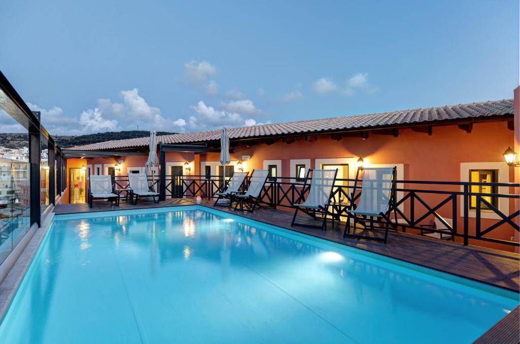 basen na dachu domu w obiekcie Ionia Suites w Retimnie
