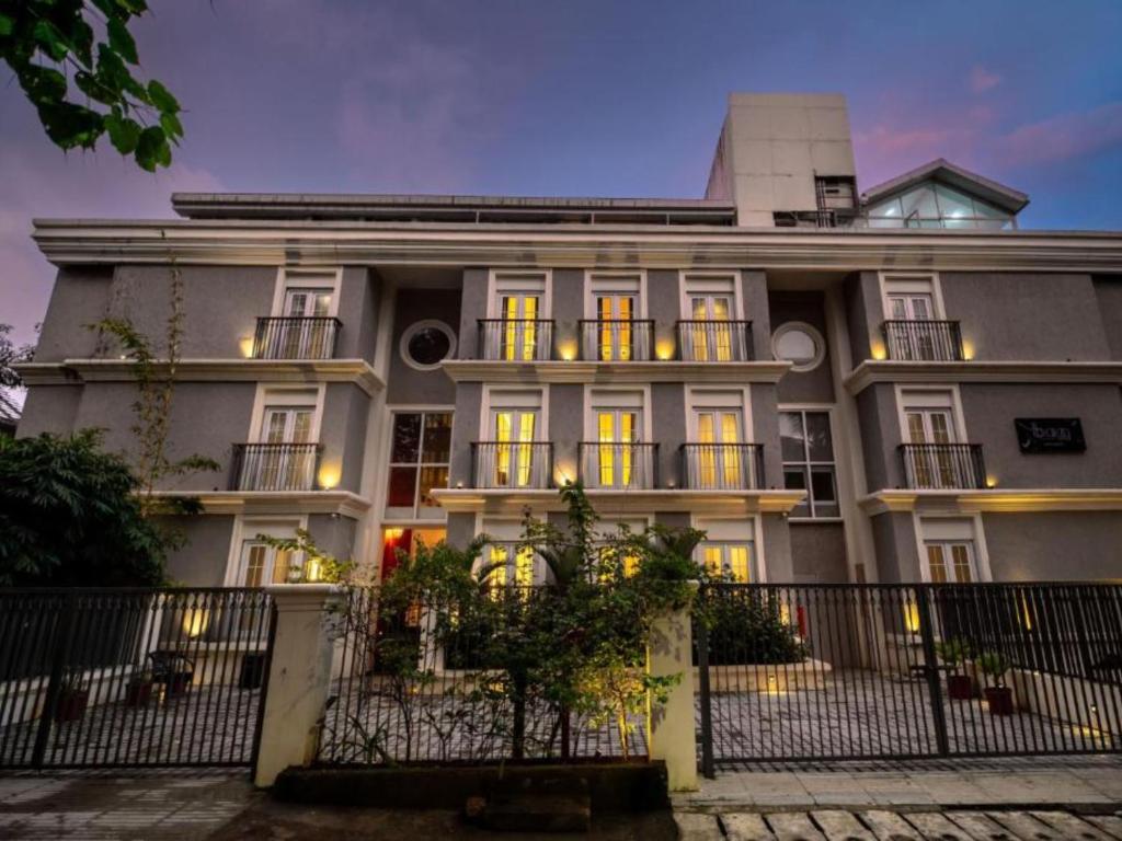 The building in which a hosteleket is located