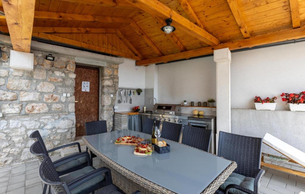 Posezení v ubytování Nice Home In Grmani With Kitchen