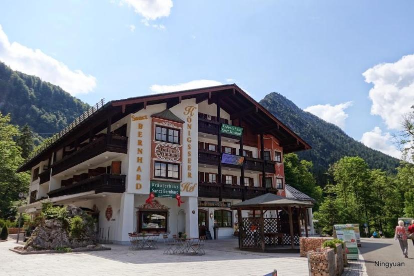 un grand bâtiment au milieu d'une montagne dans l'établissement Hotel Königsseer Hof, à Schönau am Königssee