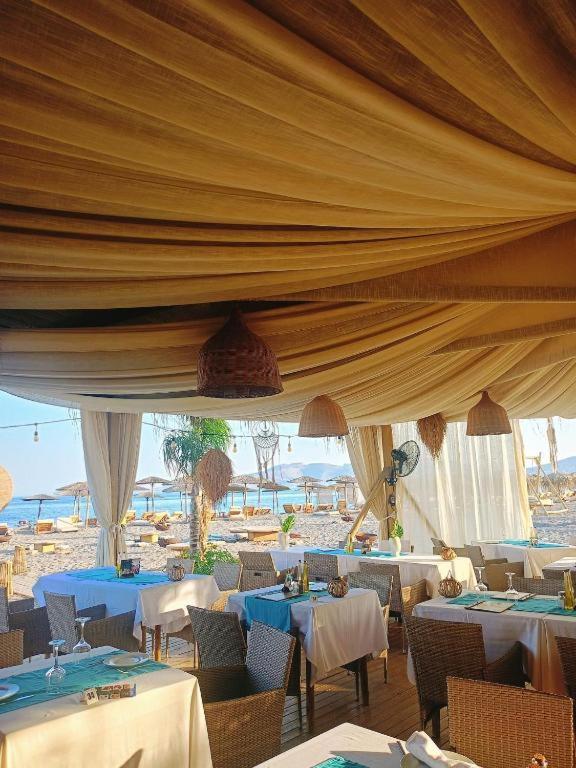 Restaurace v ubytování Alia Beachfront Suites and Spa