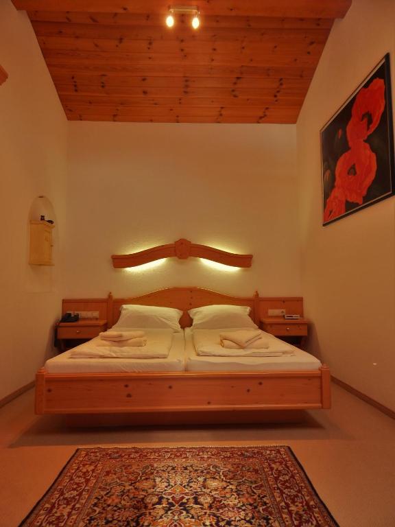 Postel nebo postele na pokoji v ubytování Hotel Königsseer Hof