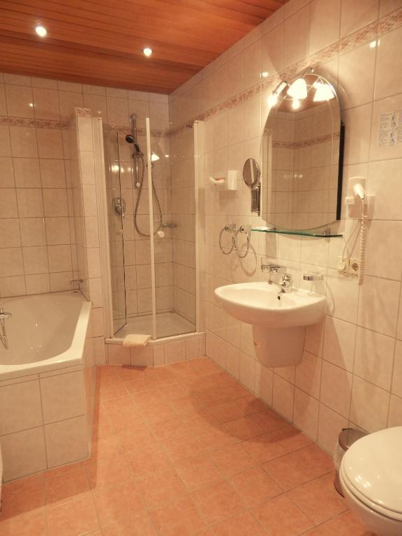 Koupelna v ubytování Hotel Königsseer Hof