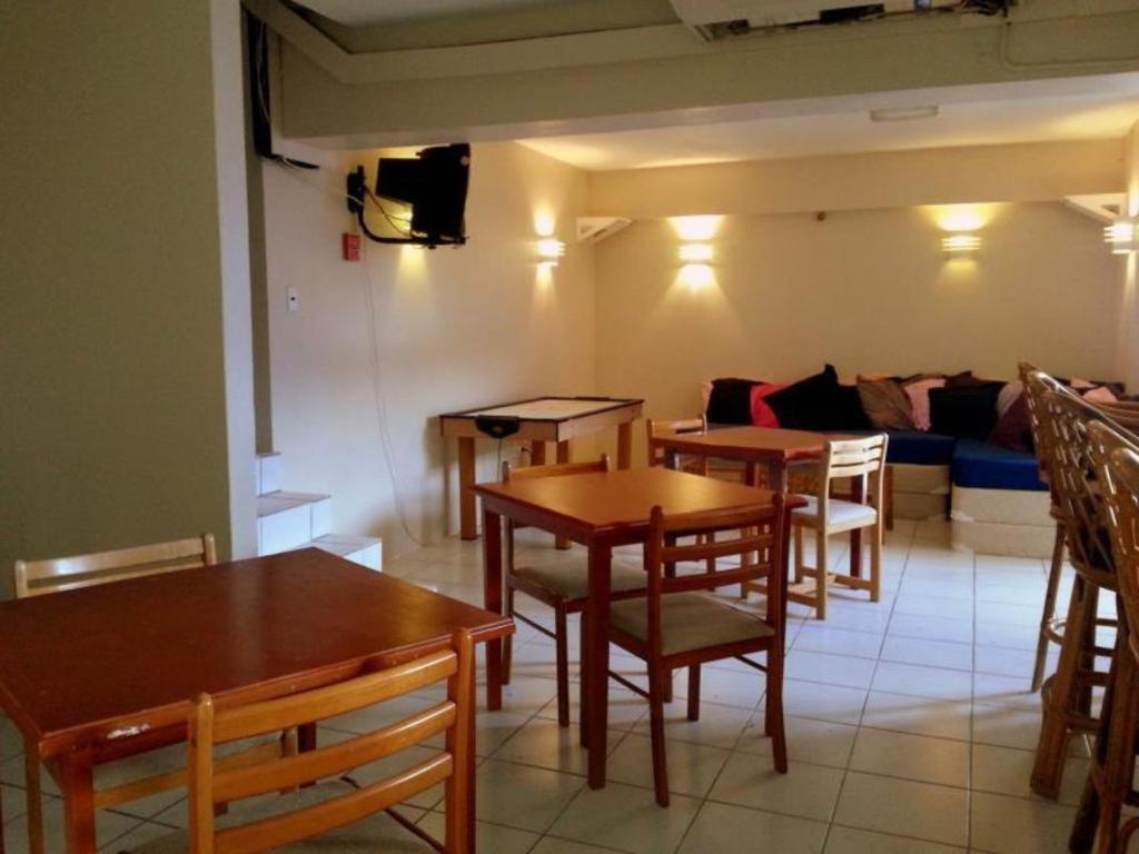 威廉斯塔德Curacao Lodge的用餐室配有桌椅和沙发