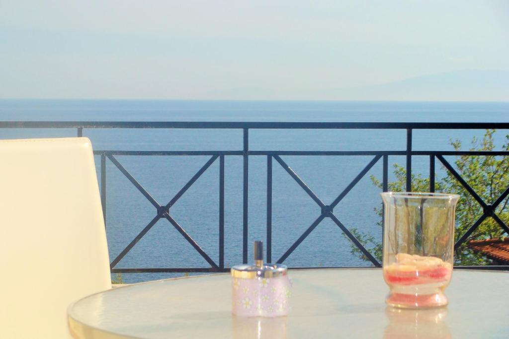 ポッシディにあるSea View Houseの海の景色を望むテーブルの上にガラス張り