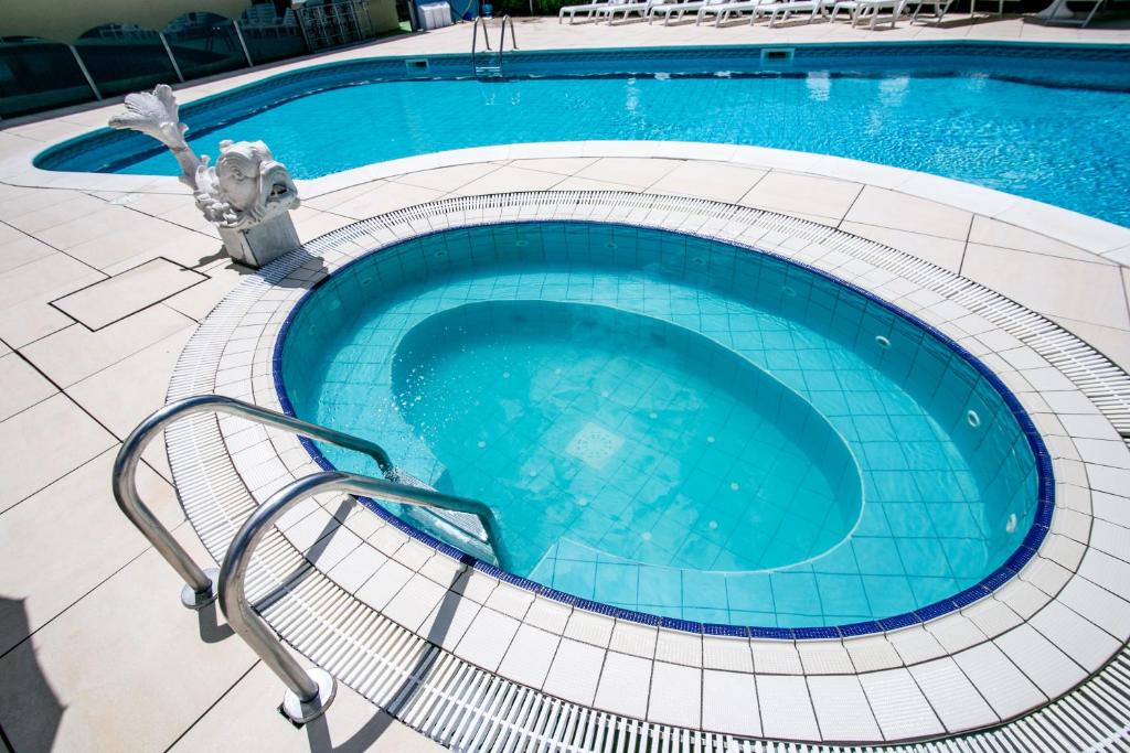 Bazén v ubytování Park Hotel Serena nebo v jeho okolí