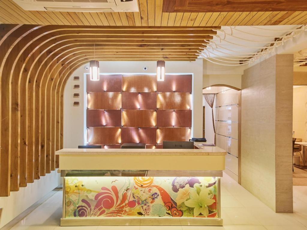 eine Lobby mit einem großen Aquarium in einem Raum in der Unterkunft Lonuveli in Hulhumale