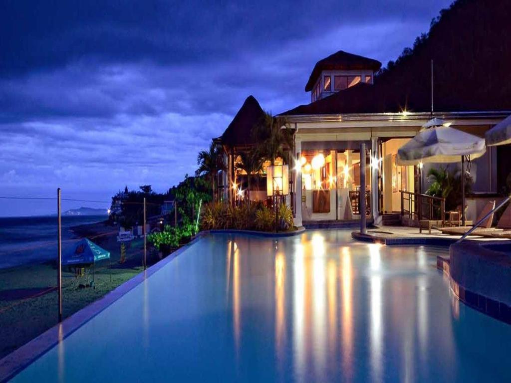 Bazén v ubytování Kahuna Beach Resort and Spa nebo v jeho okolí