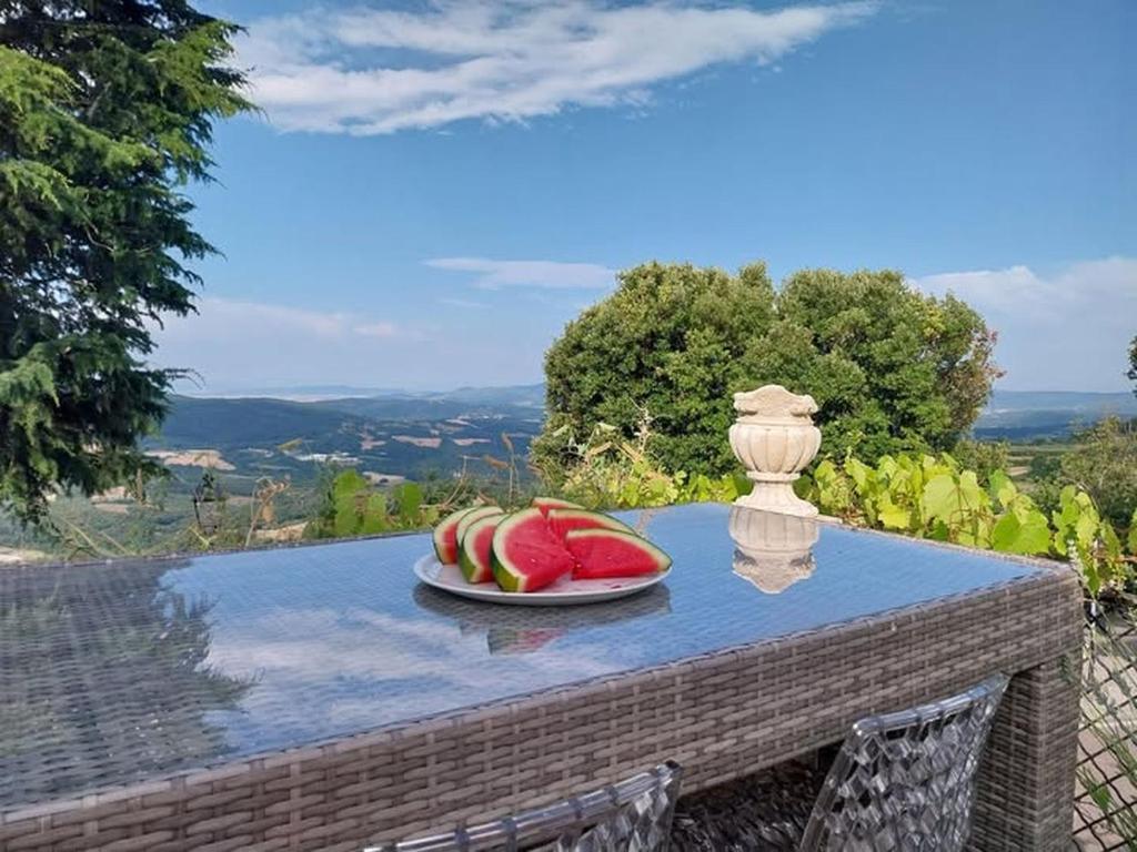 stół z talerzem arbuza na nim w obiekcie Casa Sole di Toscana con grande terrazza panoramica, giardino e vasca relax idromassaggio w mieście Monterotondo