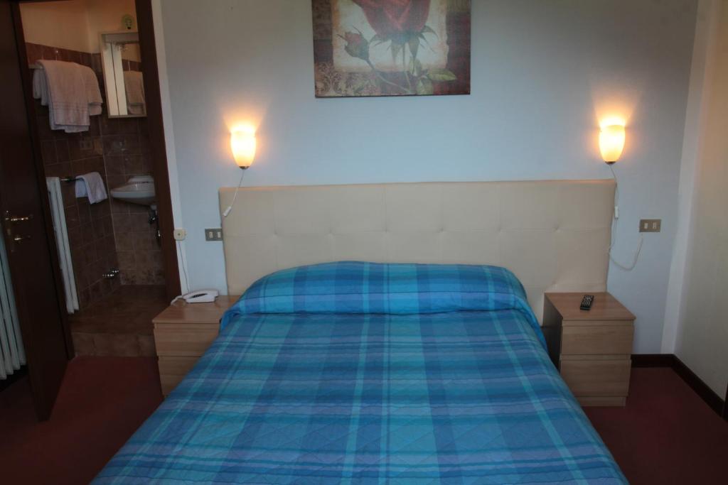 Postel nebo postele na pokoji v ubytování Hotel Domodossola