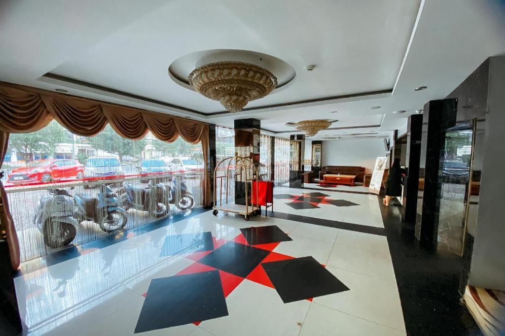 eine Lobby mit Fliesenboden und einem großen Fenster in der Unterkunft Lucky Star Hotel Near Harbour Bay Batam in Kangboi
