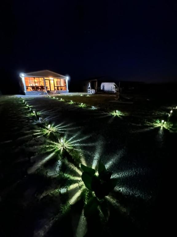 un campo con luci davanti a un edificio di notte di Морски Бриз a Lozenets