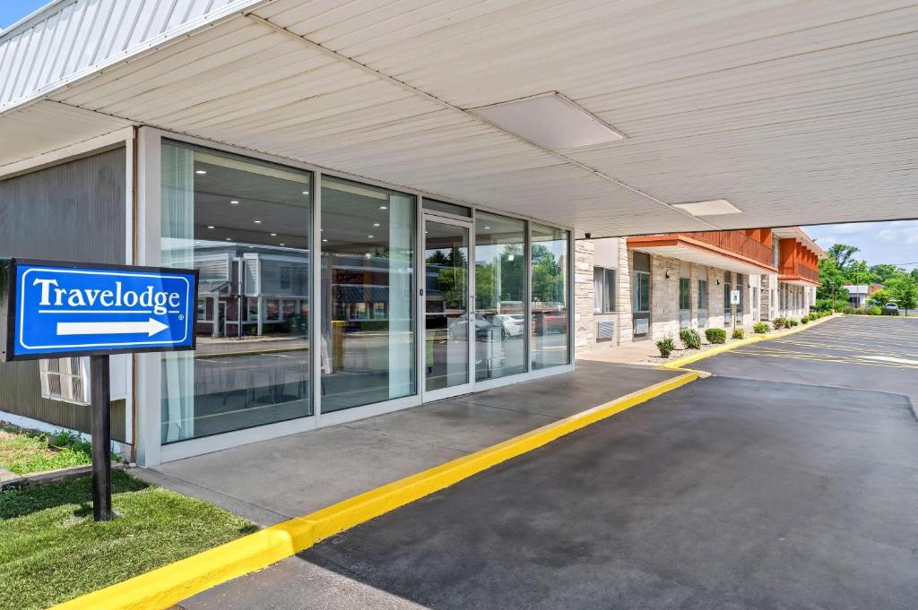 Travelodge by Wyndham Bloomington photo