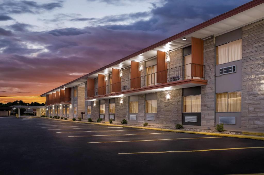 Travelodge by Wyndham Bloomington photo