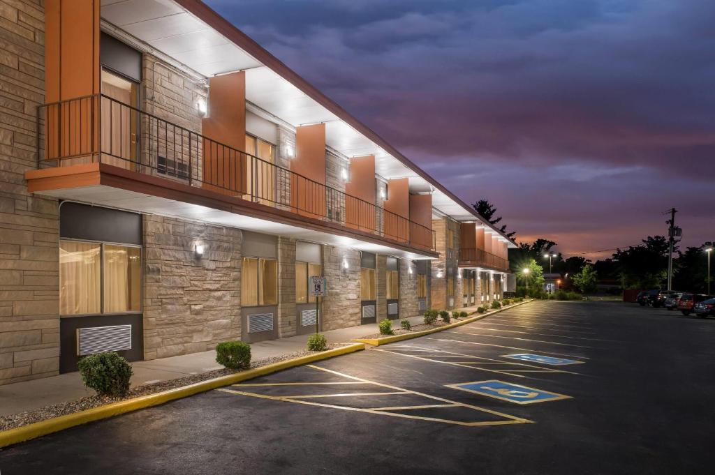 Travelodge by Wyndham Bloomington photo