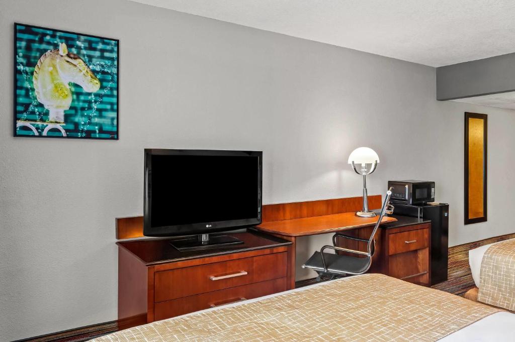 Travelodge by Wyndham Bloomington photo
