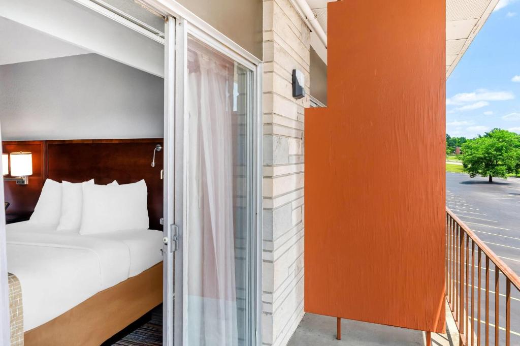 Travelodge by Wyndham Bloomington photo