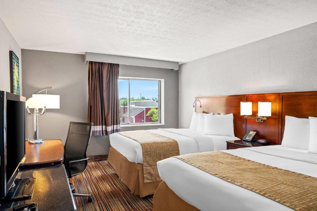 Travelodge by Wyndham Bloomington photo