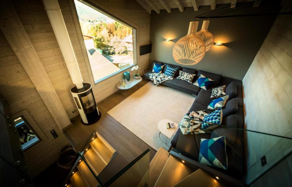 - un salon avec un canapé dans l'établissement Résidence Hibou Blanc - Superbe chalet à l'atmosphère scandinave et à la situation idèale ! MAE-3881, à Montriond