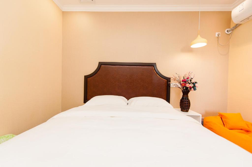 A bed or beds in a room at Weiyi Boutique Hotel