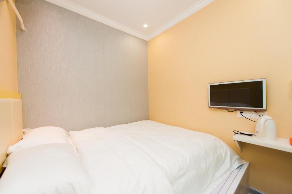 A television and/or entertainment centre at Weiyi Boutique Hotel