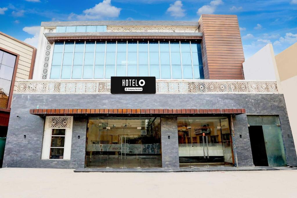 a building with a mitzo sign in front of it at Townhouse Alwar Bus Station in Alwar