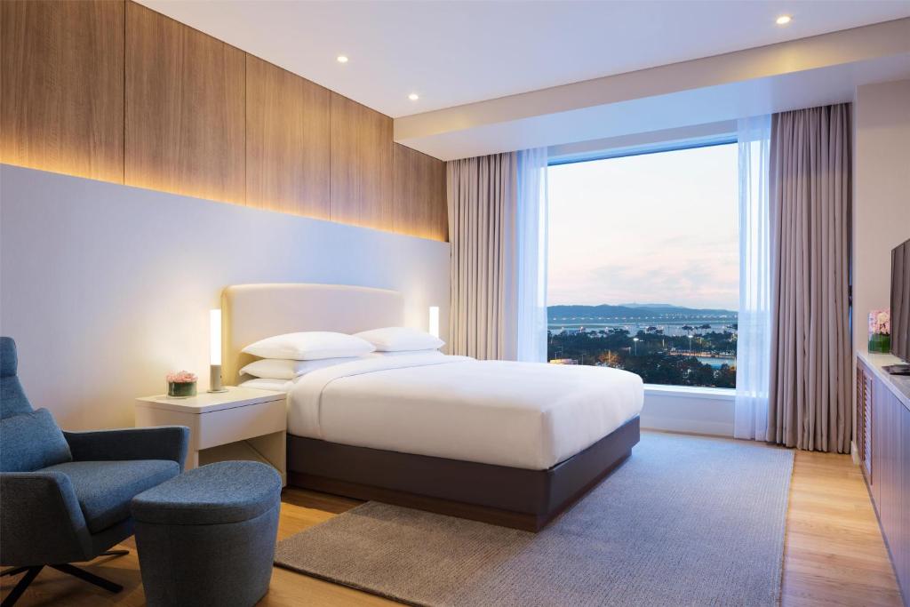 Postel nebo postele na pokoji v ubytování Grand Hyatt Incheon