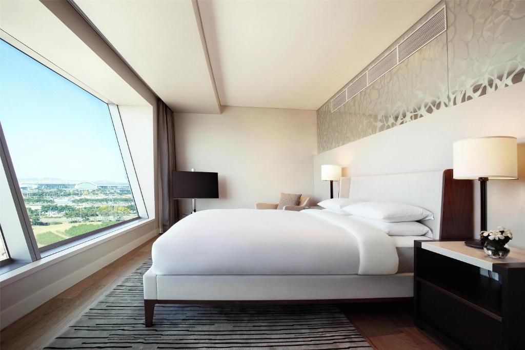 Postel nebo postele na pokoji v ubytování Grand Hyatt Incheon