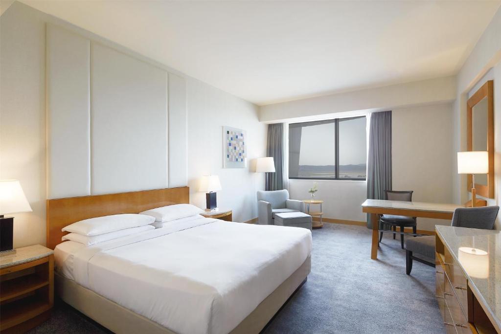 Postel nebo postele na pokoji v ubytování Grand Hyatt Incheon