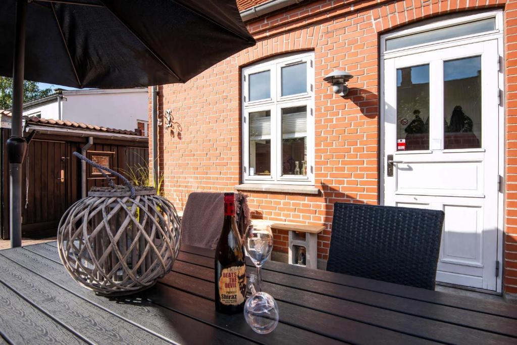 Svalir eða verönd á Cozy Central Located Townhouse In Nakskov