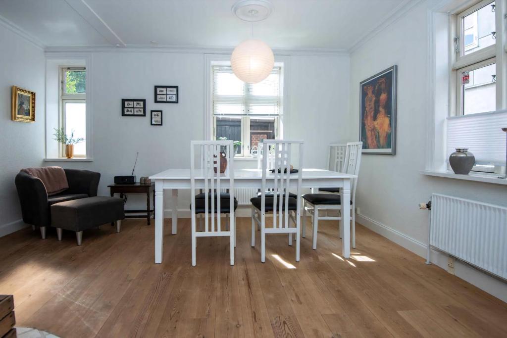 Setusvæði á Cozy Central Located Townhouse In Nakskov