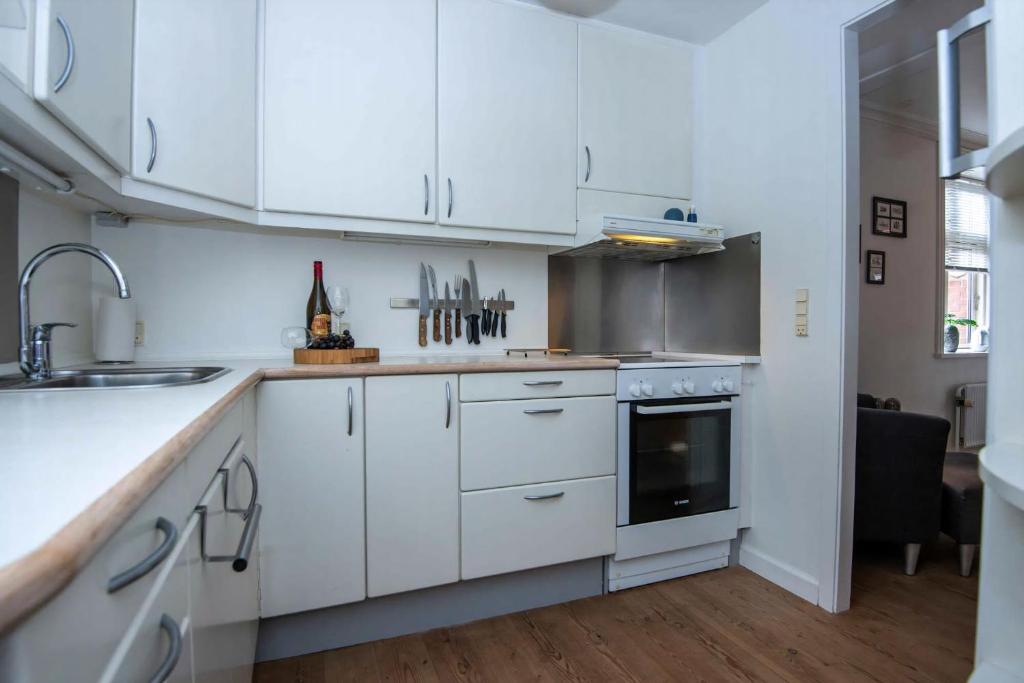 Eldhús eða eldhúskrókur á Cozy Central Located Townhouse In Nakskov