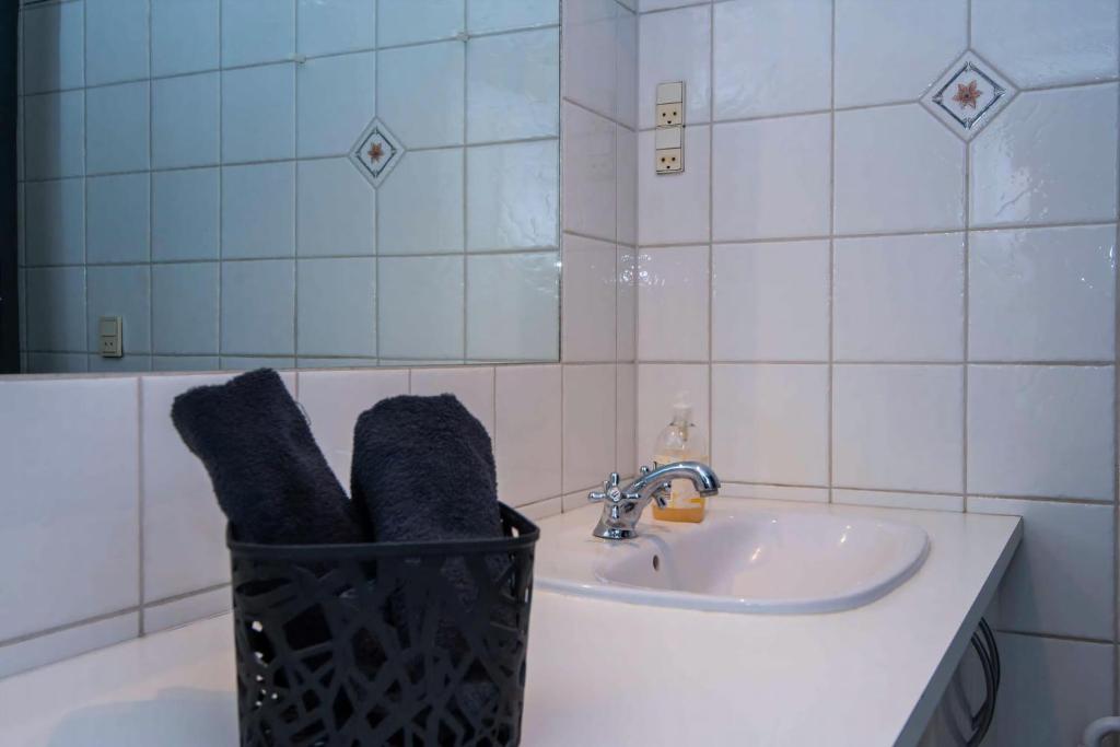 Baðherbergi á Cozy Central Located Townhouse In Nakskov