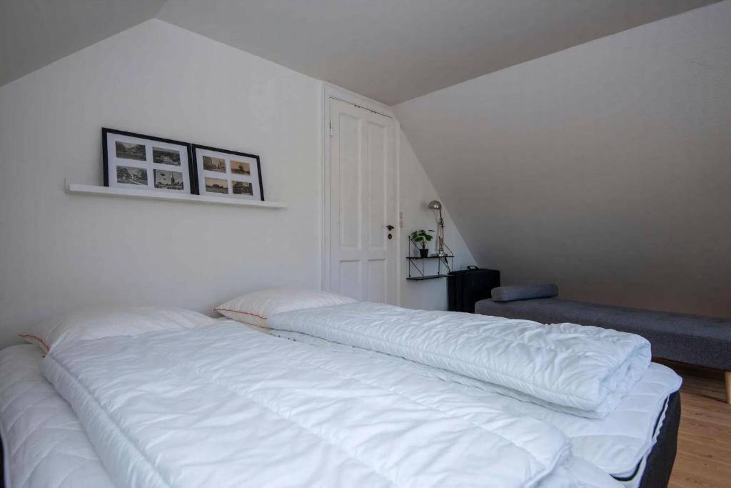 Rúm í herbergi á Cozy Central Located Townhouse In Nakskov