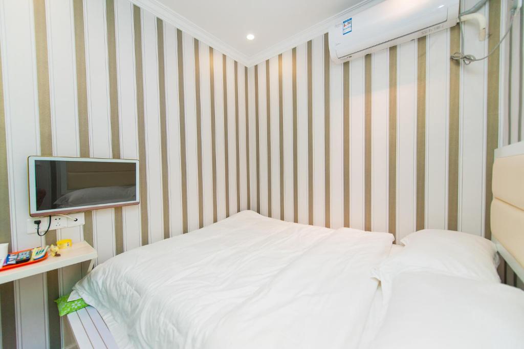 A bed or beds in a room at Weiyi Boutique Hotel