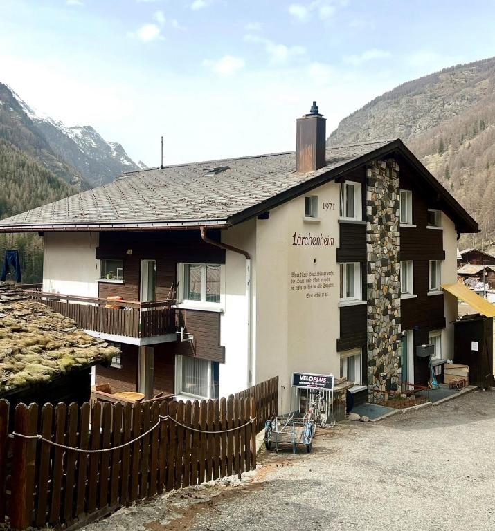 a building with a fence in front of it at Holiday House Lärchenheim in Saas-Balen