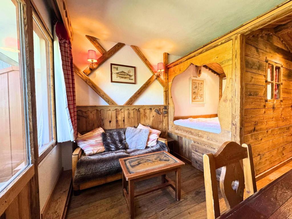 une pièce avec un canapé, un lit et une table dans l'établissement Résidence Necou - Studio avec lit clos savoyard au bord des pistes MAE-5374, aux Menuires