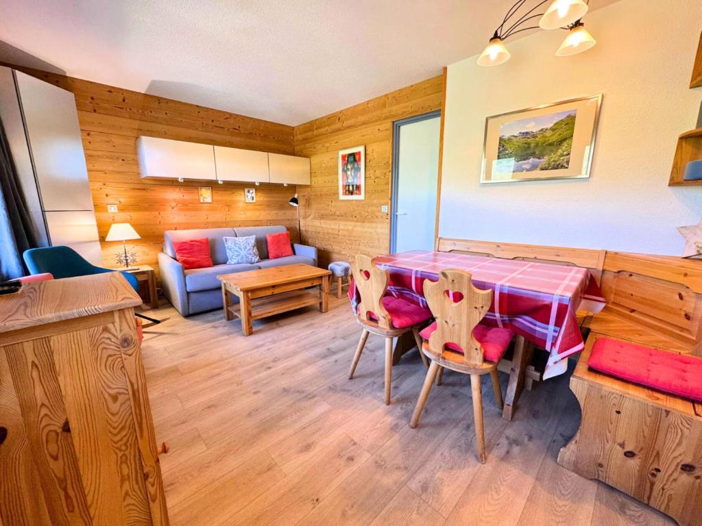 une cuisine et un salon avec une table et des chaises dans l'établissement Résidence Necou - Appartement charmant pour 5 ski aux pieds MAE-4904, aux Menuires