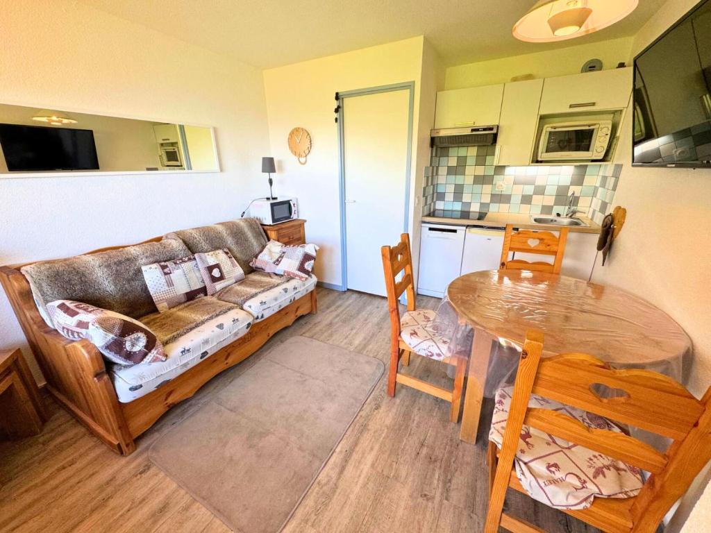 un salon avec un canapé et une table dans l'établissement Résidence Necou - Charmant appartement 3 pers aux Menuires au pied des pistes MAE-5864, aux Menuires