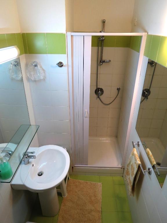 łazienka z umywalką i prysznicem w obiekcie Appartamento Blu w mieście Palermo