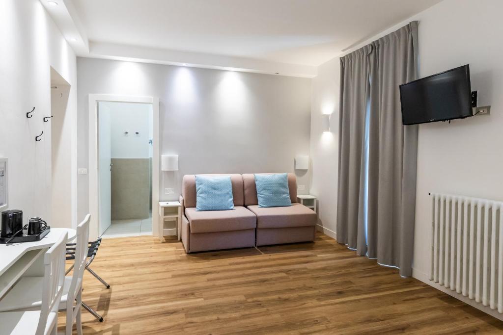 TV a/nebo společenská místnost v ubytování Hotel Beau Rivage
