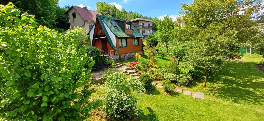 an aerial view of a house with a garden at Domek pod Zielonym Dachem in Rytro