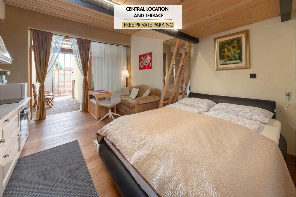 Un dormitorio con una cama y una sala de estar. en IQ wood apartment, en Liubliana