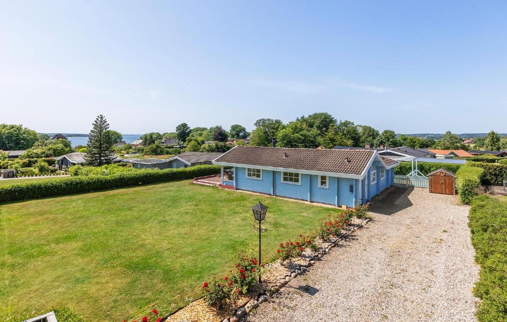 een blauw huis midden in een tuin bij Holiday Home Teglbakken Xii in Egernsund