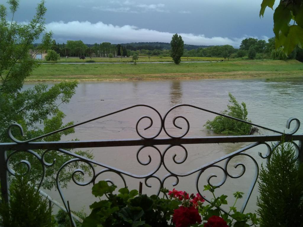 - une vue sur une rivière depuis une clôture de fer dans l'établissement Riverside Home Cottage, à Trèbes