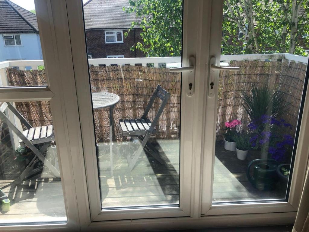 Balkoni atau teres di Sunny apartment with balcony