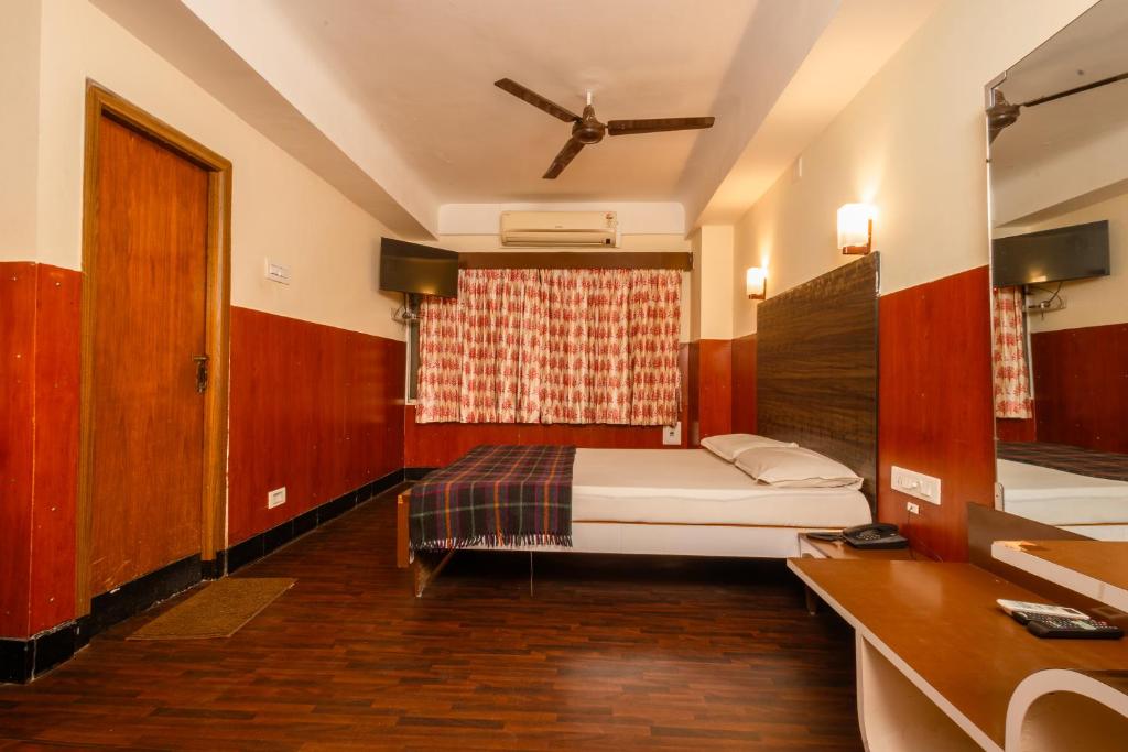 Postel nebo postele na pokoji v ubytování Hotel Srilakshmi