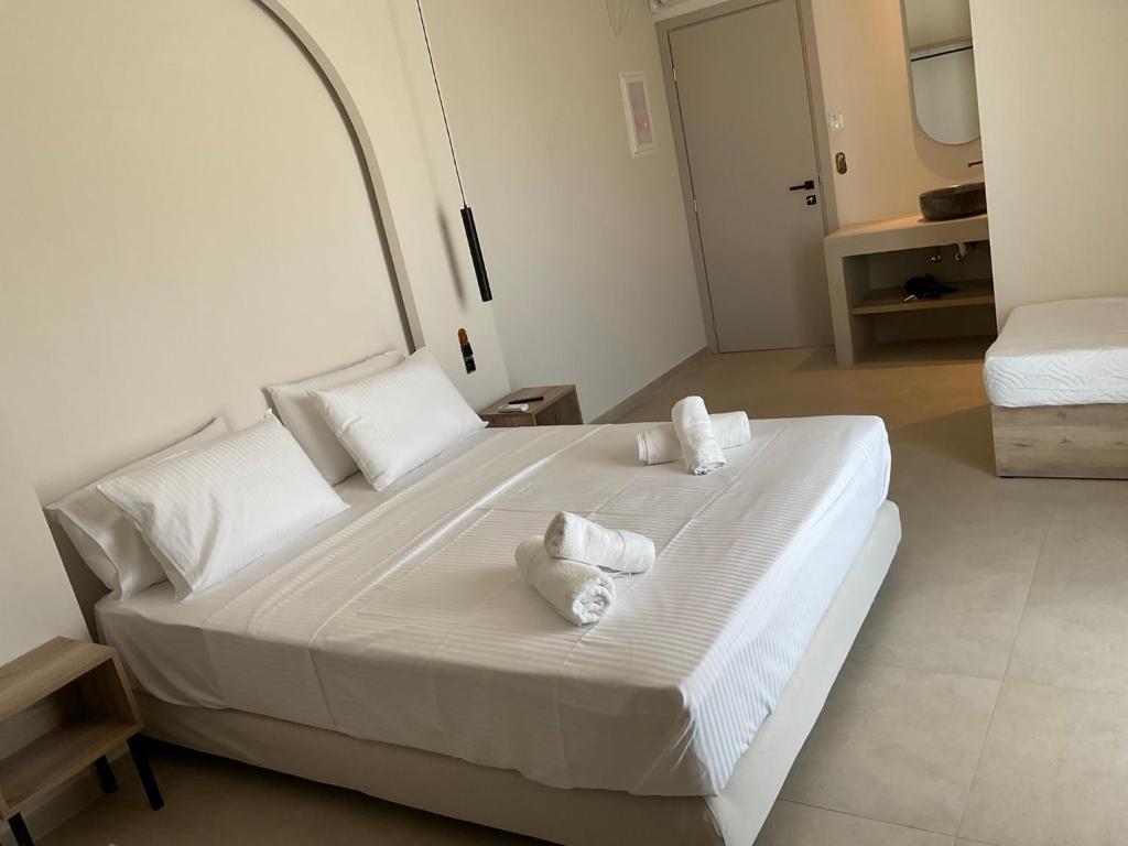 Postel nebo postele na pokoji v ubytování Lotus Serenity Suites
