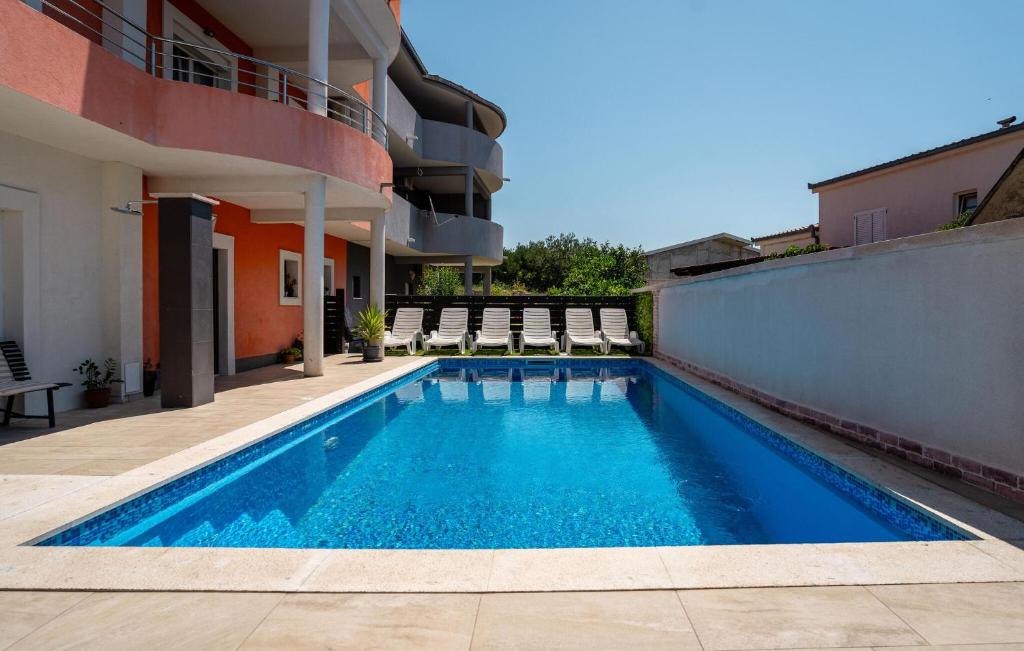 Bazén v ubytovaní 3 Bedroom Beautiful Apartment In Solin alebo v jeho blízkosti