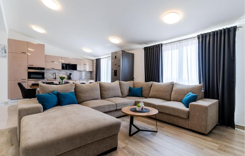 Kuchyňa alebo kuchynka v ubytovaní 3 Bedroom Beautiful Apartment In Solin